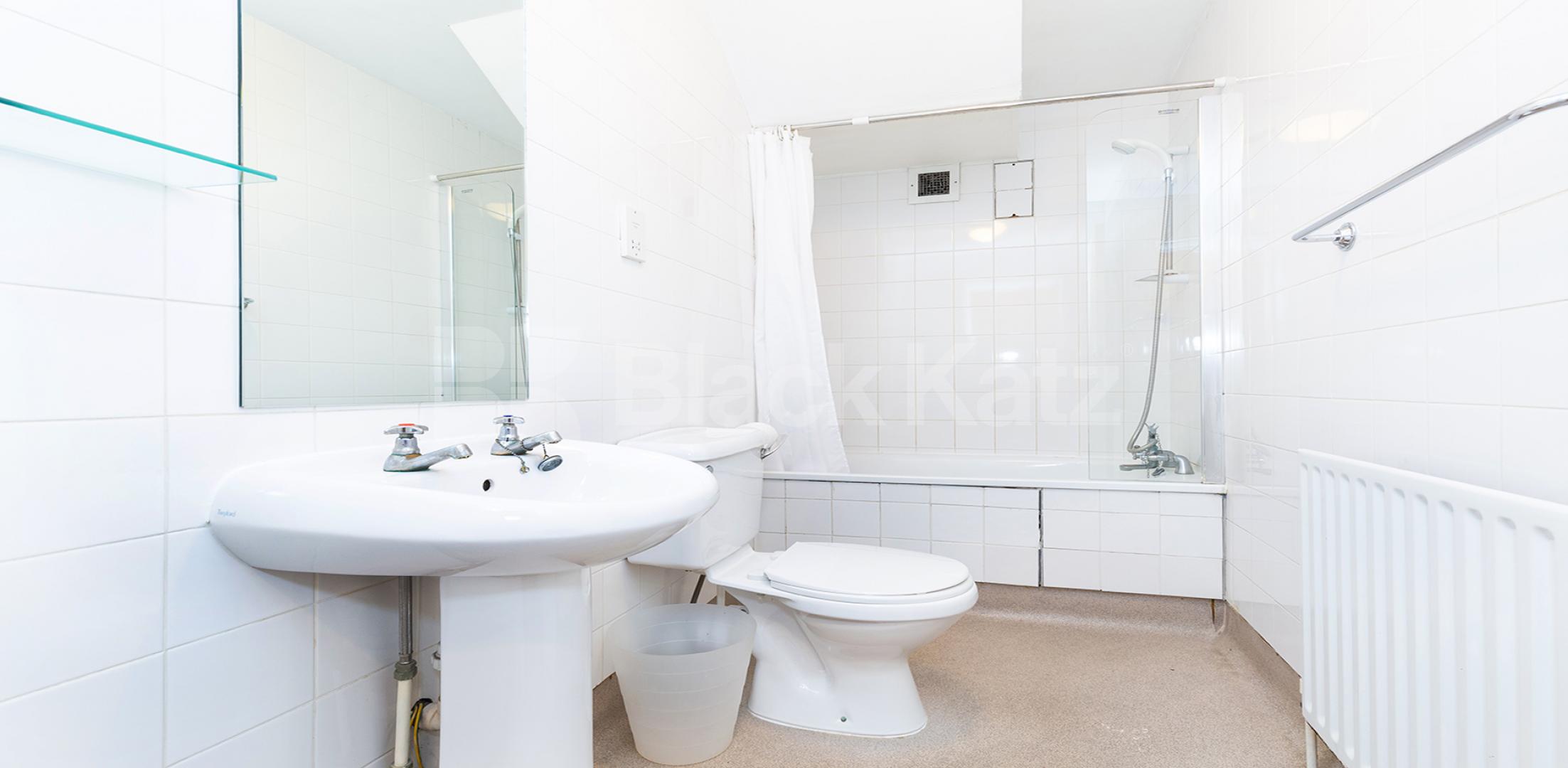 			MINS TO UCL, SOAS & LSE, 4 Bedroom, 1 bath, 1 reception Flat			 Bedford Place, BLOOMSBURY